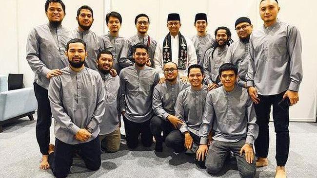 Foto beberapa Artis yang hijrah menemukan Hidayah Islam