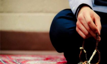 Seseorang Sedang Berzikir dengan Tasbih